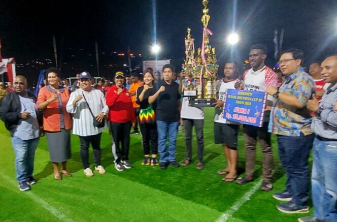 
					JBR Serahkan Trofi Juara Turnamen Futsal DPR Papua Cup III