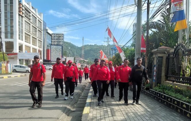 
					Gelar Jalan Santai, Keluarga Besar Sekretariat DPR Papua Tebar Hidup Sehat