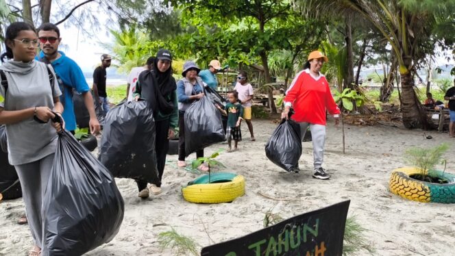 
					Ikut Turun Mengumpul Sampah, Sekwan Juliana Waromi: Sehat Itu Mahal