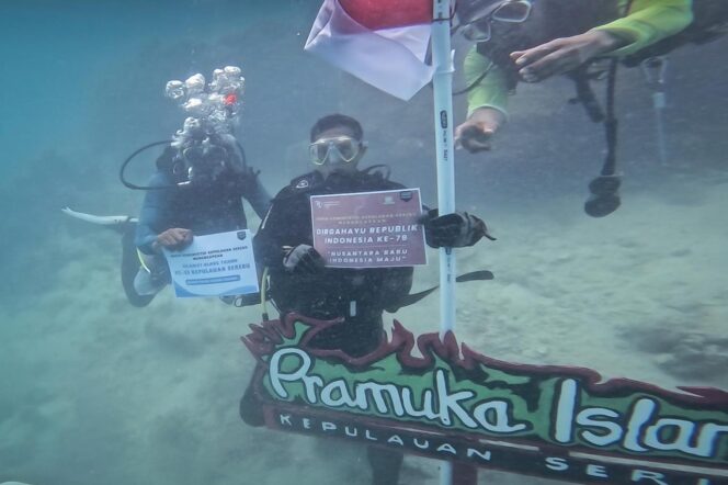 
					Menparekraf Kibarkan Bendera Merah Putih di Bawah Laut Kepulauan Seribu