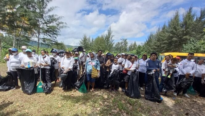 
					Ketua dan Sekretaris DPR Papua Gelar Grebek Sampah Bareng Perempuan Peduli Lingkungan