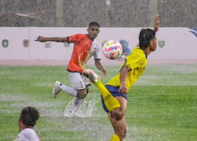 
					Sepak bola PON XXI: Papua Kalahkan Riau