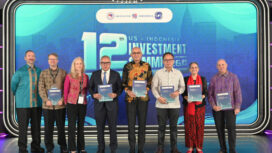 Duta Besar AS Kamala Shirin Lakhdhir, Direktur Misi USAID Indonesia Jeff Cohen, dan Direktur Pelaksana AmCham Indonesia Lydia Ruddy bersama Wakil Menteri Luar Negeri Arrmanatha Nasir dan Wakil Menteri Badan Usaha Milik Negara Kartika Wirjoatmodjo pada Konferensi Investasi AS-Indonesia 2024 (Foto: State Dept. / Kedutaan Besar AS)