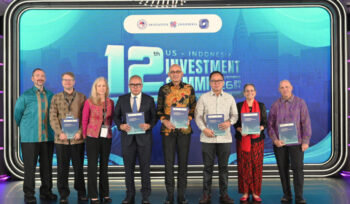 Duta Besar AS Kamala Shirin Lakhdhir, Direktur Misi USAID Indonesia Jeff Cohen, dan Direktur Pelaksana AmCham Indonesia Lydia Ruddy bersama Wakil Menteri Luar Negeri Arrmanatha Nasir dan Wakil Menteri Badan Usaha Milik Negara Kartika Wirjoatmodjo pada Konferensi Investasi AS-Indonesia 2024 (Foto: State Dept. / Kedutaan Besar AS)