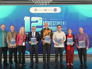 Duta Besar AS Kamala Shirin Lakhdhir, Direktur Misi USAID Indonesia Jeff Cohen, dan Direktur Pelaksana AmCham Indonesia Lydia Ruddy bersama Wakil Menteri Luar Negeri Arrmanatha Nasir dan Wakil Menteri Badan Usaha Milik Negara Kartika Wirjoatmodjo pada Konferensi Investasi AS-Indonesia 2024 (Foto: State Dept. / Kedutaan Besar AS)