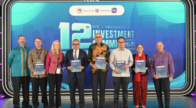 Duta Besar AS Kamala Shirin Lakhdhir, Direktur Misi USAID Indonesia Jeff Cohen, dan Direktur Pelaksana AmCham Indonesia Lydia Ruddy bersama Wakil Menteri Luar Negeri Arrmanatha Nasir dan Wakil Menteri Badan Usaha Milik Negara Kartika Wirjoatmodjo pada Konferensi Investasi AS-Indonesia 2024 (Foto: State Dept. / Kedutaan Besar AS)