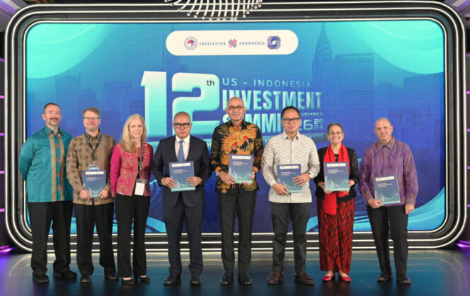 
					Duta Besar AS Kamala Shirin Lakhdhir, Direktur Misi USAID Indonesia Jeff Cohen, dan Direktur Pelaksana AmCham Indonesia Lydia Ruddy bersama Wakil Menteri Luar Negeri Arrmanatha Nasir dan Wakil Menteri Badan Usaha Milik Negara Kartika Wirjoatmodjo pada Konferensi Investasi AS-Indonesia 2024 (Foto: State Dept. / Kedutaan Besar AS)