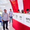 Kakanwil Kemenkumham Papua, Anthonis M Ayorbaba saat memantau proses pemungutan suara di TPS Khusus Lapas Abepura / Dok. Media Sosial Kanwil Kumham Papua 