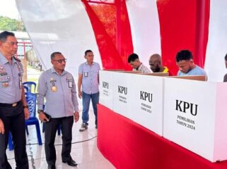 Kakanwil Kemenkumham Papua, Anthonis M Ayorbaba saat memantau proses pemungutan suara di TPS Khusus Lapas Abepura / Dok. Media Sosial Kanwil Kumham Papua 