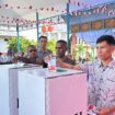 Kakanwil Kemenkumham Papua, Anthonius M Ayorbaba saat memantau proses pemungutan suara di Lapas Abepura / Dok. Medsos Kanwil Kemenkumham Papua 