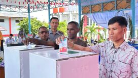 Kakanwil Kemenkumham Papua, Anthonius M Ayorbaba saat memantau proses pemungutan suara di Lapas Abepura / Dok. Medsos Kanwil Kemenkumham Papua 