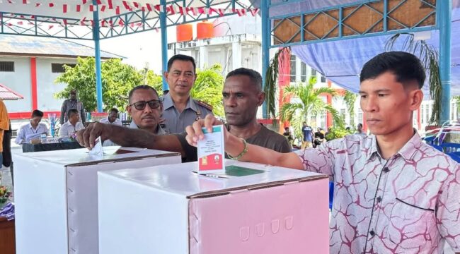 Kakanwil Kemenkumham Papua, Anthonius M Ayorbaba saat memantau proses pemungutan suara di Lapas Abepura / Dok. Medsos Kanwil Kemenkumham Papua 