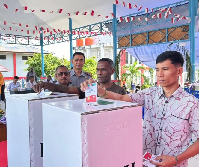 
					Kakanwil Kemenkumham Papua, Anthonius M Ayorbaba saat memantau proses pemungutan suara di Lapas Abepura / Dok. Medsos Kanwil Kemenkumham Papua 