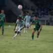Duel pemain PSBS Biak dengan pemain PSS Sleman di Stadion Manahan Solo 