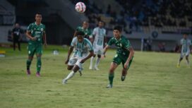 Duel pemain PSBS Biak dengan pemain PSS Sleman di Stadion Manahan Solo 