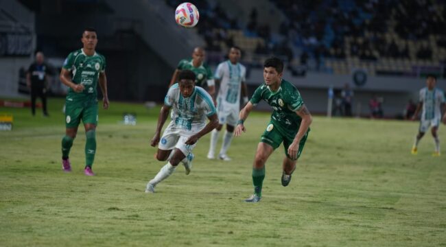 Duel pemain PSBS Biak dengan pemain PSS Sleman di Stadion Manahan Solo 