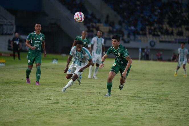 
					Duel pemain PSBS Biak dengan pemain PSS Sleman di Stadion Manahan Solo 