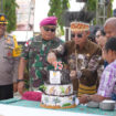 Pj Gubernur Papua, Ramses Limbong memotong kue ulang tahun / Papua.go.id