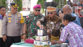 Pj Gubernur Papua, Ramses Limbong memotong kue ulang tahun / Papua.go.id