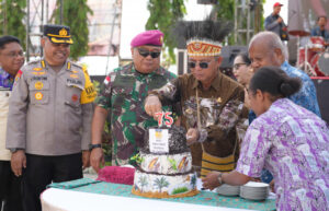 Pj Gubernur Papua, Ramses Limbong memotong kue ulang tahun / Papua.go.id