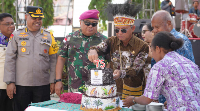 Pj Gubernur Papua, Ramses Limbong memotong kue ulang tahun / Papua.go.id