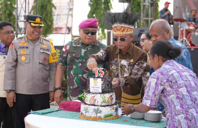 
					Pj Gubernur Papua, Ramses Limbong memotong kue ulang tahun / Papua.go.id