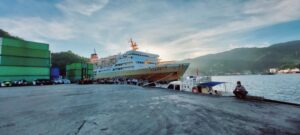 Kapal putih yang sedang bersandar di Pelabuhan Pelindo Kota Jayapura / Euforia
