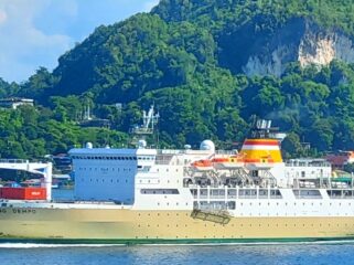 Kapal Laut Pelni sedang berlayar di Teluk Humboldt, Kota Jayapura / Euforia.id