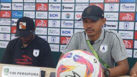 Ricardo Salampessy bersama Boaz Solossa pada konferensi pers usai laga Persipura vs Deltras 