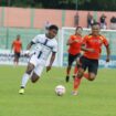 Ramai Rumakiek (kiri) dibayangi pemain Persibo Bojonegoro / dok Official Persipura