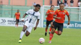 Ramai Rumakiek (kiri) dibayangi pemain Persibo Bojonegoro / dok Official Persipura