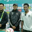 Pelatih Persipura, Ricardo Salampessy (tengah) bersama Ramai Rumakiek usai konferensi pers / Dok. Media Officer Persipura