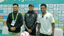 Pelatih Persipura, Ricardo Salampessy (tengah) bersama Ramai Rumakiek usai konferensi pers / Dok. Media Officer Persipura