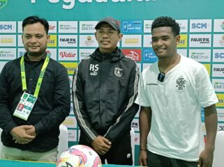 Pelatih Persipura, Ricardo Salampessy (tengah) bersama Ramai Rumakiek usai konferensi pers / Dok. Media Officer Persipura