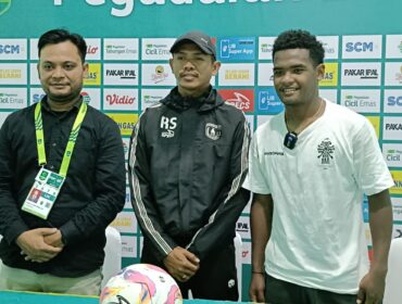 Pelatih Persipura, Ricardo Salampessy (tengah) bersama Ramai Rumakiek usai konferensi pers / Dok. Media Officer Persipura