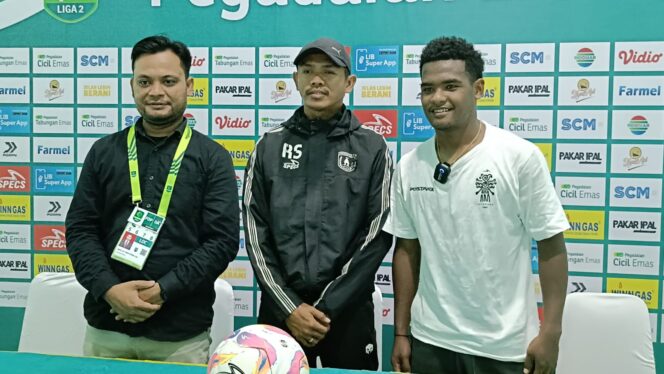 
					Pelatih Persipura, Ricardo Salampessy (tengah) bersama Ramai Rumakiek usai konferensi pers / Dok. Media Officer Persipura