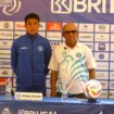 Pelatih PSBS Biak, Emral Abus bersama Takuya Matsunaga / Dok. Media Officer PSBS Biak