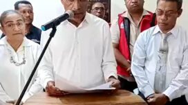 Cagub Papua, Benhur Tomi Mano saat menggelar konferensi pers 