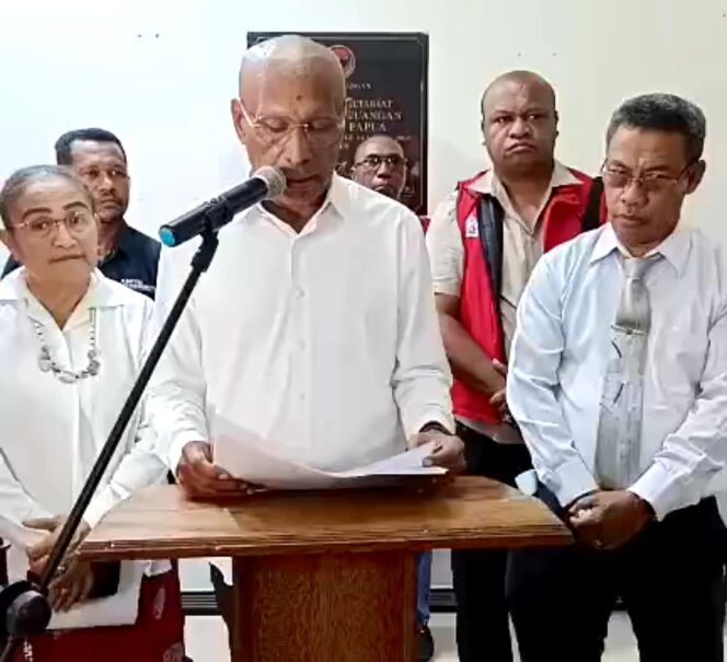 
					Cagub Papua, Benhur Tomi Mano saat menggelar konferensi pers 