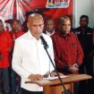 Benhur Tomi Mano menyampaikan pidato kemenangan didampingi pasangannya, Yermias Bisai
