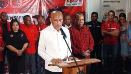 Benhur Tomi Mano menyampaikan pidato kemenangan didampingi pasangannya, Yermias Bisai