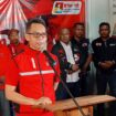 Sekretaris PDI Perjuangan Papua, Surya Ibrahim memberikan keterangan pers kemenangan BTM - YB
