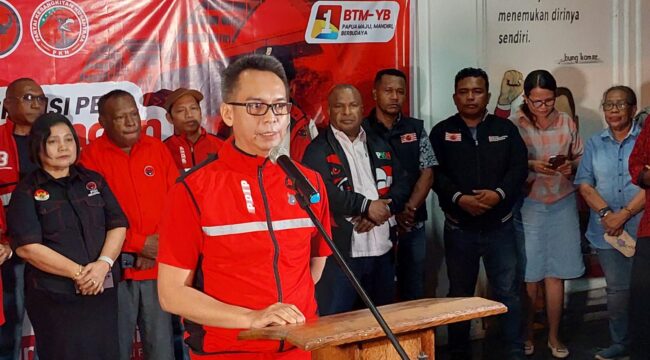 Sekretaris PDI Perjuangan Papua, Surya Ibrahim memberikan keterangan pers kemenangan BTM - YB