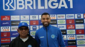 Pelatih PSBS Biak, Emral Abus bersama Julian Velasquez / Dok. Media Officer PSBS Biak Numfor