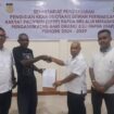 Anggota Sekretariat Pansel DPRP Dapil Keerom, saat menerima berkas pendaftaran beberapa Calon DPRP Dapil Keerom beberapa waktu lalu / Istimewa 