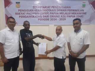 Anggota Sekretariat Pansel DPRP Dapil Keerom, saat menerima berkas pendaftaran beberapa Calon DPRP Dapil Keerom beberapa waktu lalu / Istimewa 