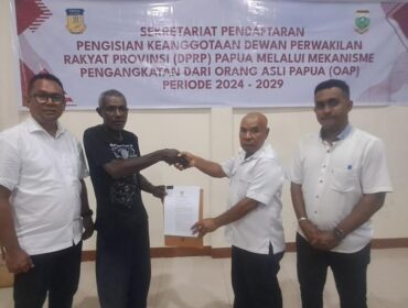 Anggota Sekretariat Pansel DPRP Dapil Keerom, saat menerima berkas pendaftaran beberapa Calon DPRP Dapil Keerom beberapa waktu lalu / Istimewa 