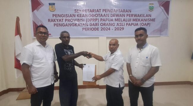 Anggota Sekretariat Pansel DPRP Dapil Keerom, saat menerima berkas pendaftaran beberapa Calon DPRP Dapil Keerom beberapa waktu lalu / Istimewa 