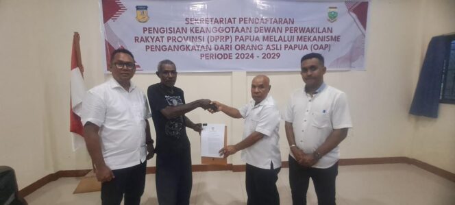 
					Anggota Sekretariat Pansel DPRP Dapil Keerom, saat menerima berkas pendaftaran beberapa Calon DPRP Dapil Keerom beberapa waktu lalu / Istimewa 