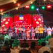 Keluarga besar DPR Papua saat membawakan pujian Natal